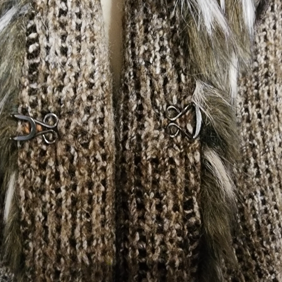 Elegant Faux Fur Trimmed Women's Cardigan - Picture 5 of 9